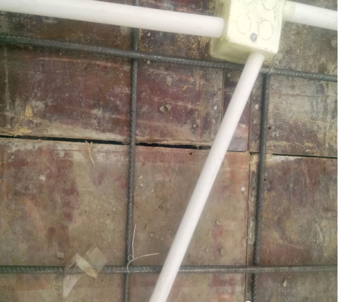 線管斜插入盒,未裝鎖扣